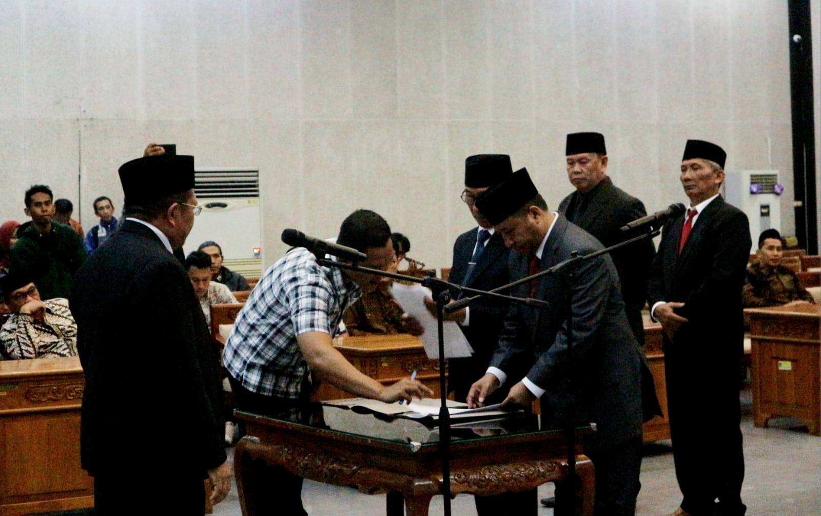 DINILAI SUDAH SESUAI: Sebanyak 17 pejabat eselon II Pemkab Lobar saat proses mutasi, Jumat (16/5).