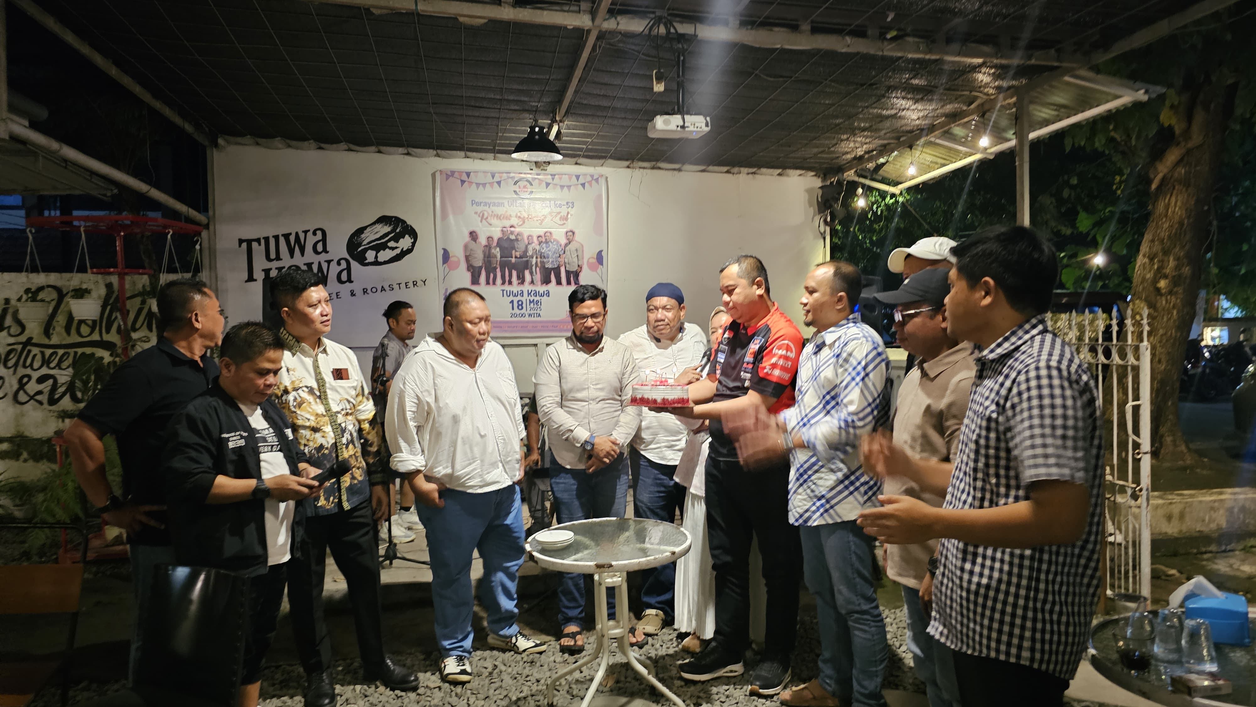 Para tamu yang hadir dalam cara ultah Bang Zul yang digelar oleh Mi6 di Tuwa Kawa Caffe pada Minggu malam (18/5).