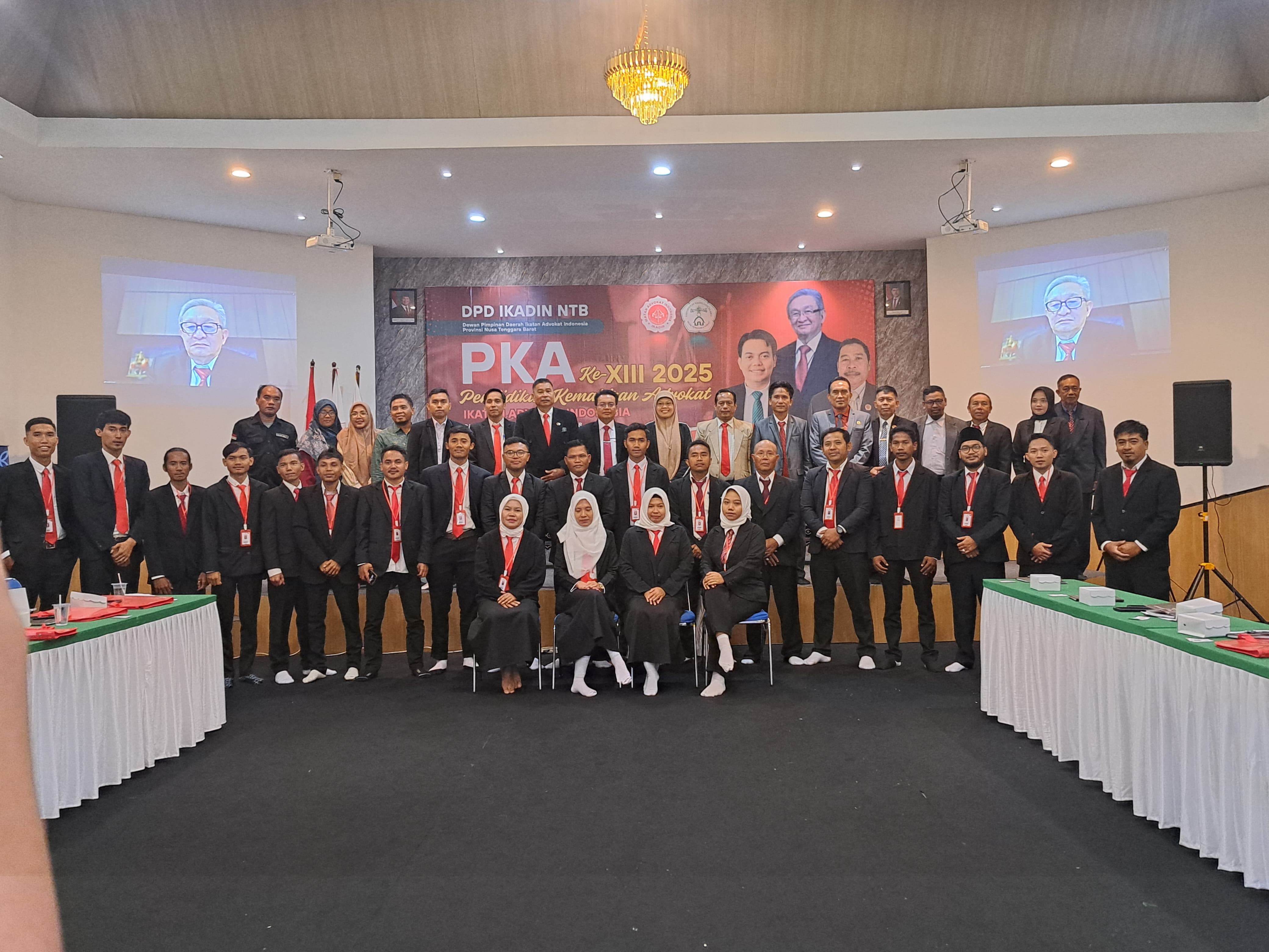 Peserta dan pemateri PKA yang digelar DPD IKADIN NTB bekerja sama dengan Fakultas Hukum UNU NTB foto bersama pada Senin (19/5)