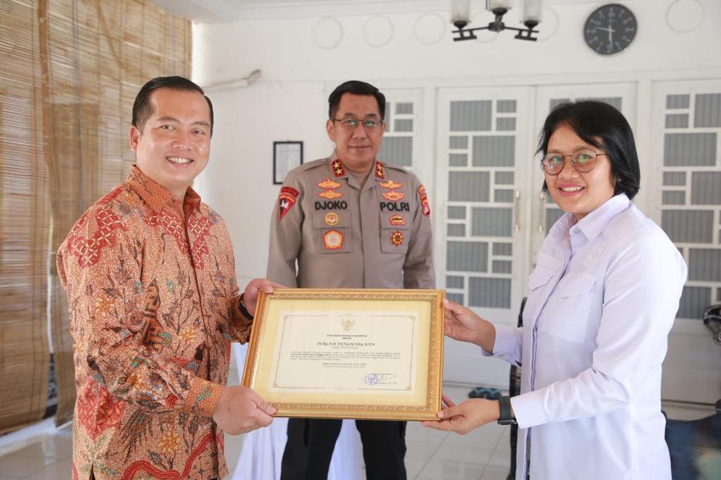 BERPRESTASI: Gubernur NTB Lalu Muhamad Iqbal menyerahkan piagam penghargaan ke AKBP Ni Made Pujawati