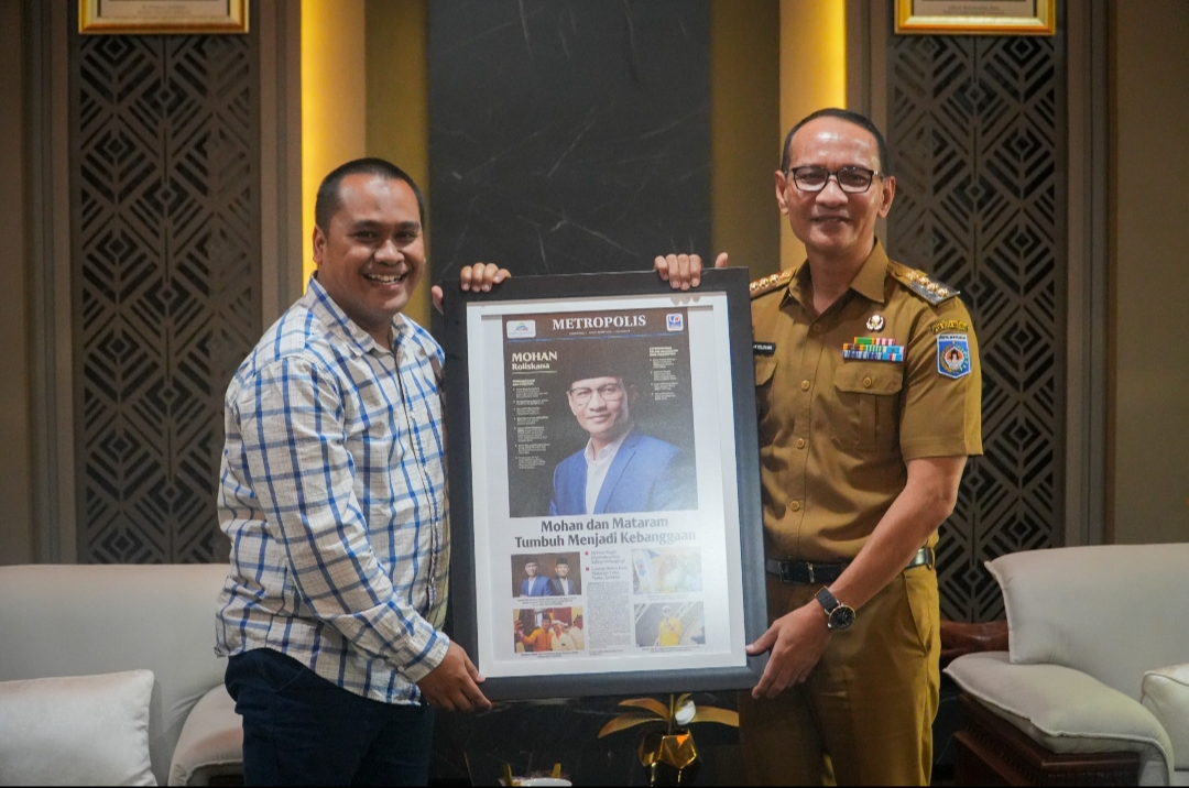APRESIASI KINERJA: Direktur Lombok Post Alfian Yusni memberikan pigura pencapaian pembangunan 5 tahun terakhir pada Wali Kota Mataram Mohan Roliskana, Senin (19/5/2025)