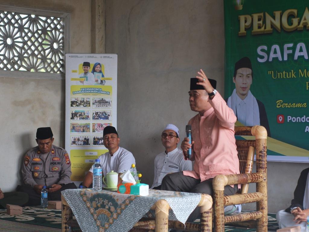 CERAMAH: KH Fikri Haikal MZ pada Pengajian Akbar di Pondok Pesantren Darul Amien Aik Mening Desa Sukadana, Kecamatan Terara, Lombok Timur, Sabtu (17/5).