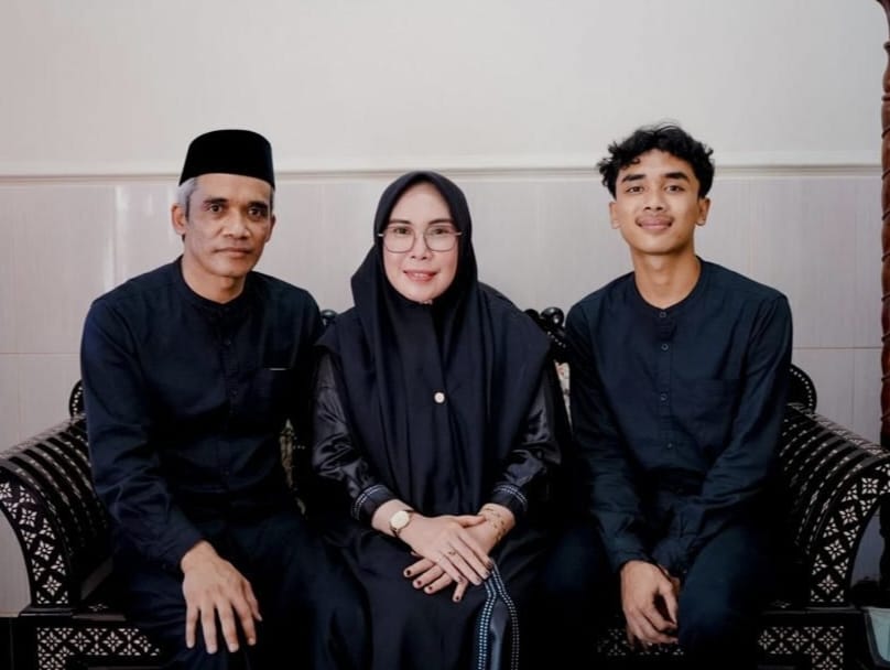 SOSOK SEDERHANA: Sekda KSB Hairul Jibril pose bersama keluarga.