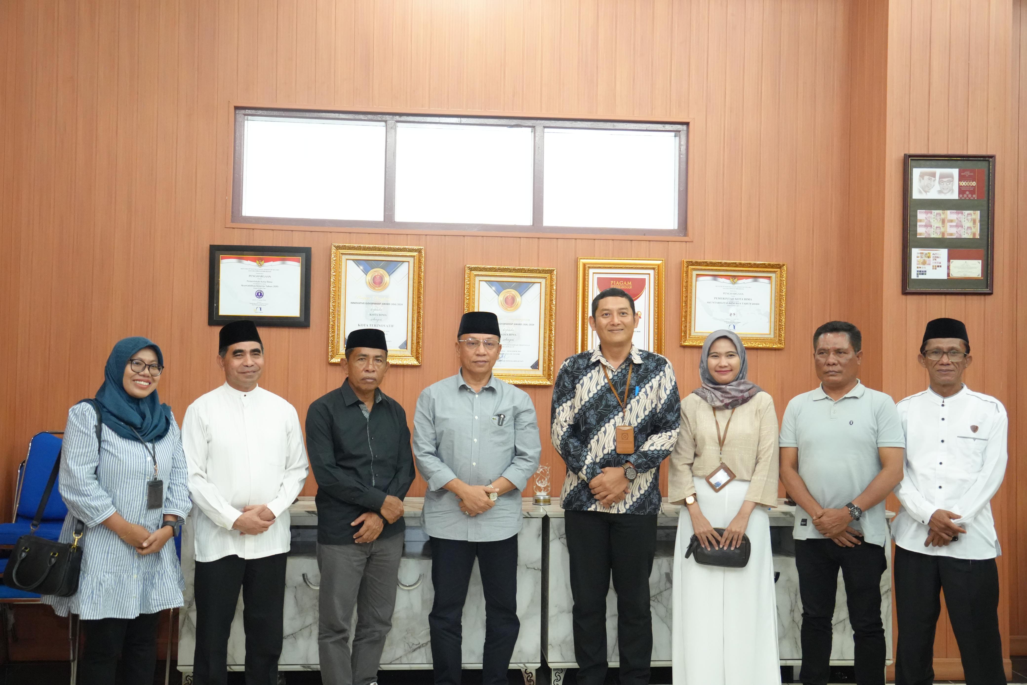 BERFOTO BERSAMA: Wali Kota Bima HA Rahman H Abidin menerima kunjungan Kepala BPJS Kesehatan Cabang Bima I Gusti Ngurah Arie Mayanugraha dan jajaran, akhir pekan.