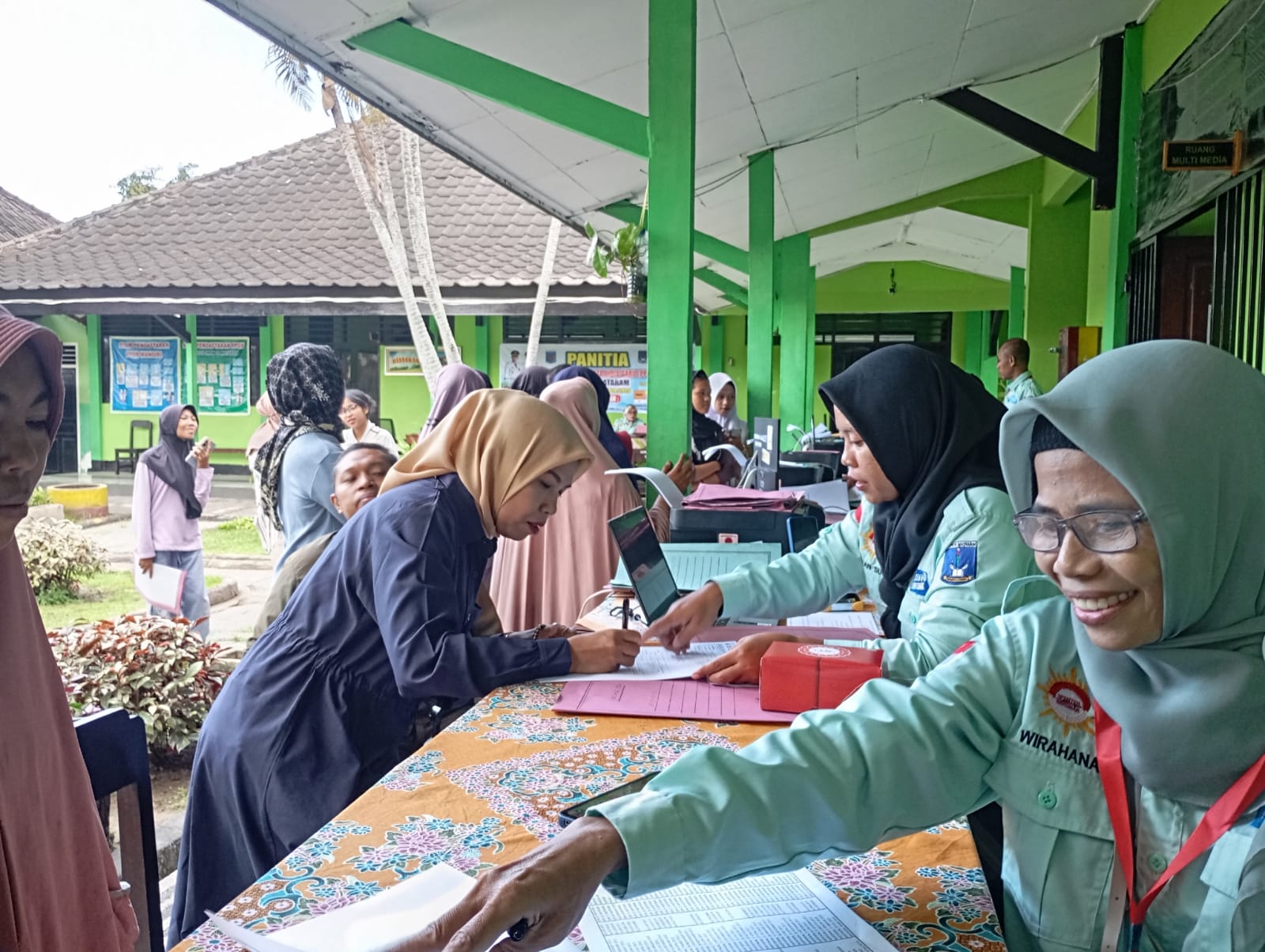 Wali murid mendaftarkan anaknya pada Penerimaan Peserta Didik Baru di SMPN 10 Mataram, tahun lalu.