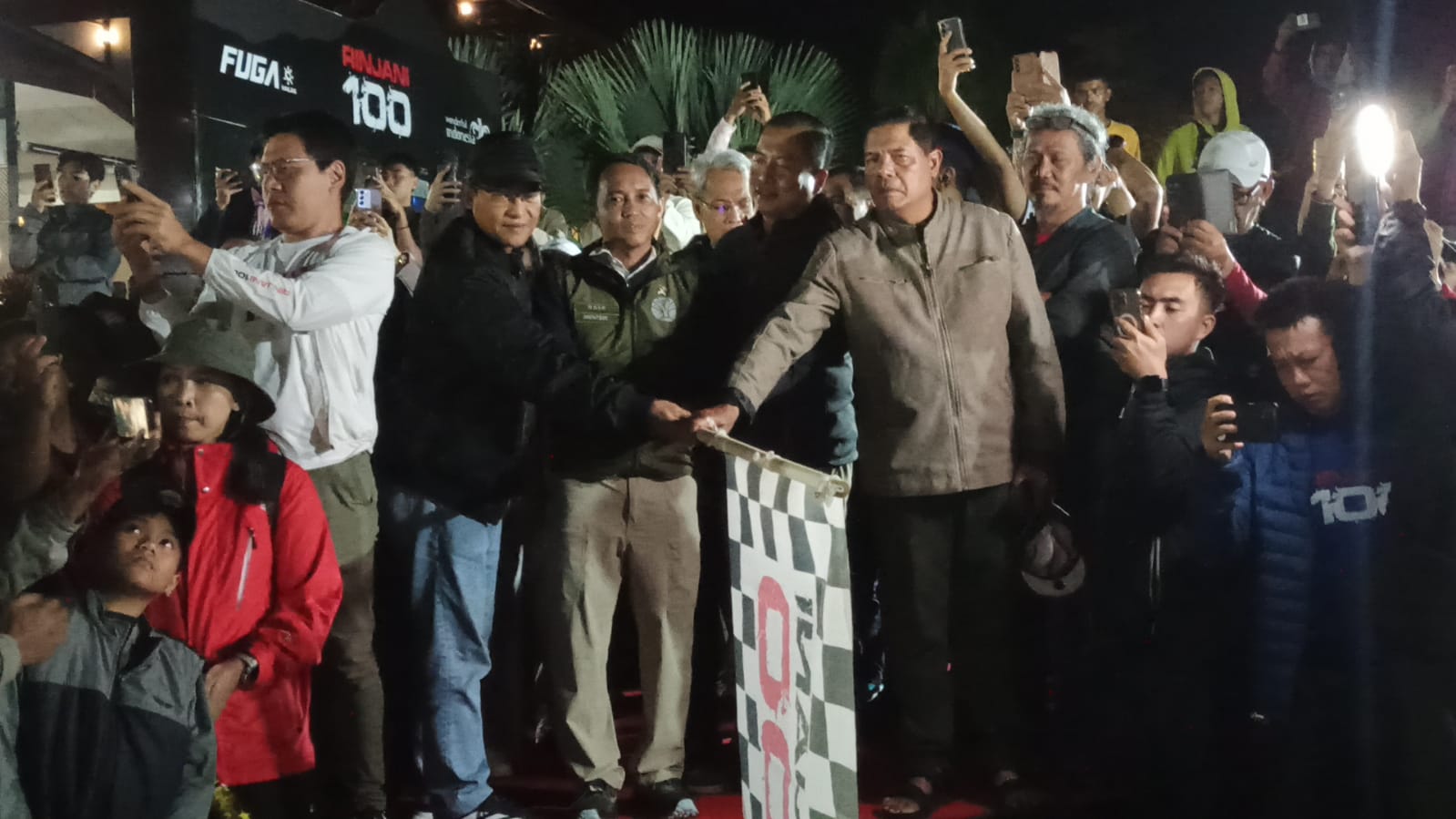 LEPAS: Bupati Lombok Timur (Lotim) H Haerul Warisin, bersama Menteri Kehutanan (Kemenhut) Raja Juli Antoni saat melepas peserta lomba lari Rinjani 100 di Sembalun, Sabtu malam (17/5).