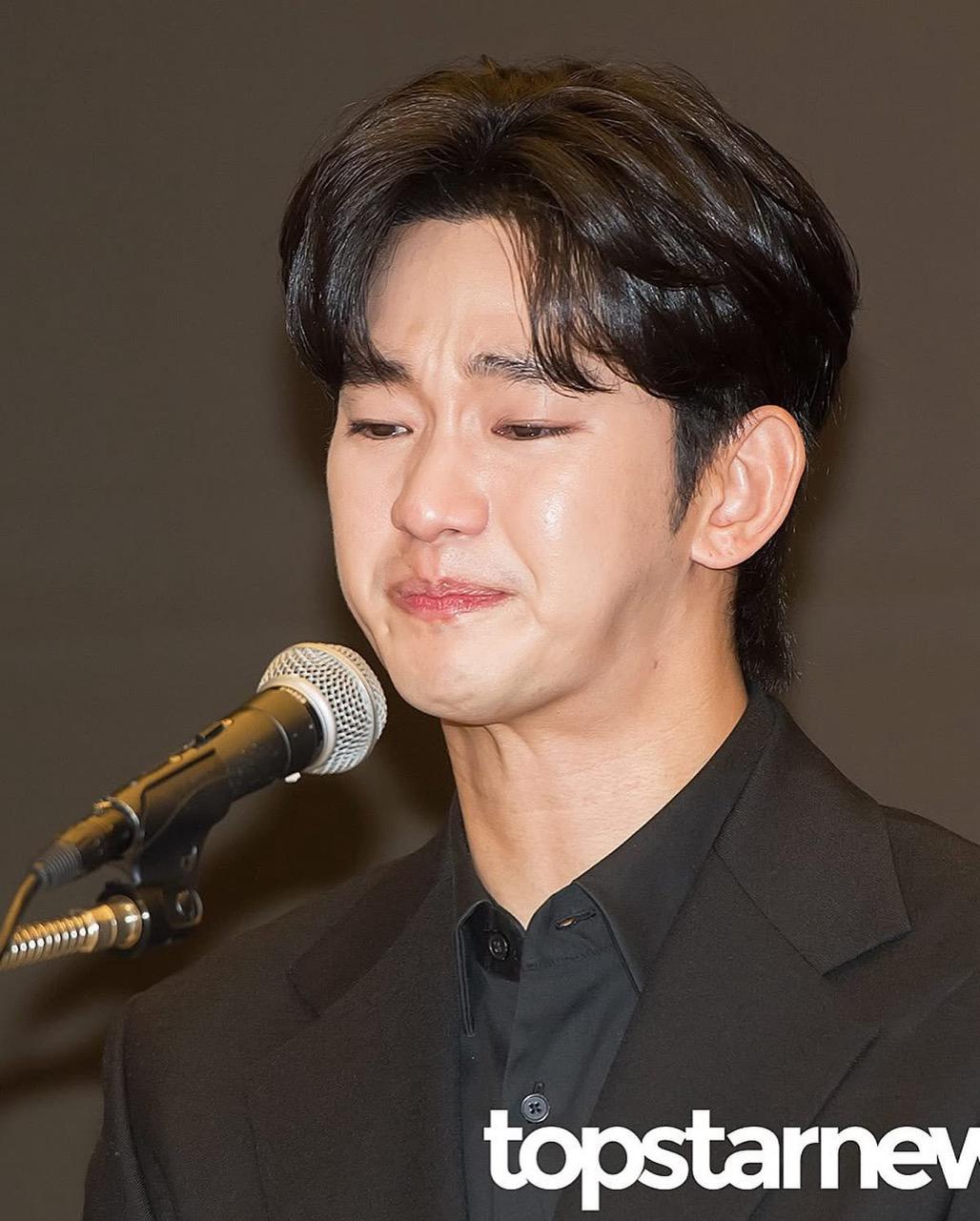 Aktor Kim Soo Hyun menangis saat menjelaskan kontroversi yang menimpanya dalam jumpa pers, beberapa waktu lalu.