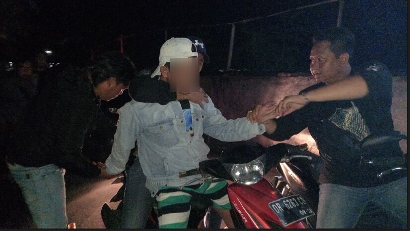 TERTANGKAP: Tim Opsnal Satresnarkoba Polresta Mataram berupaya menangkap pengedar sabu di wilayah Ampenan, Mataram, Sabtu malam (18/5).&nbsp;