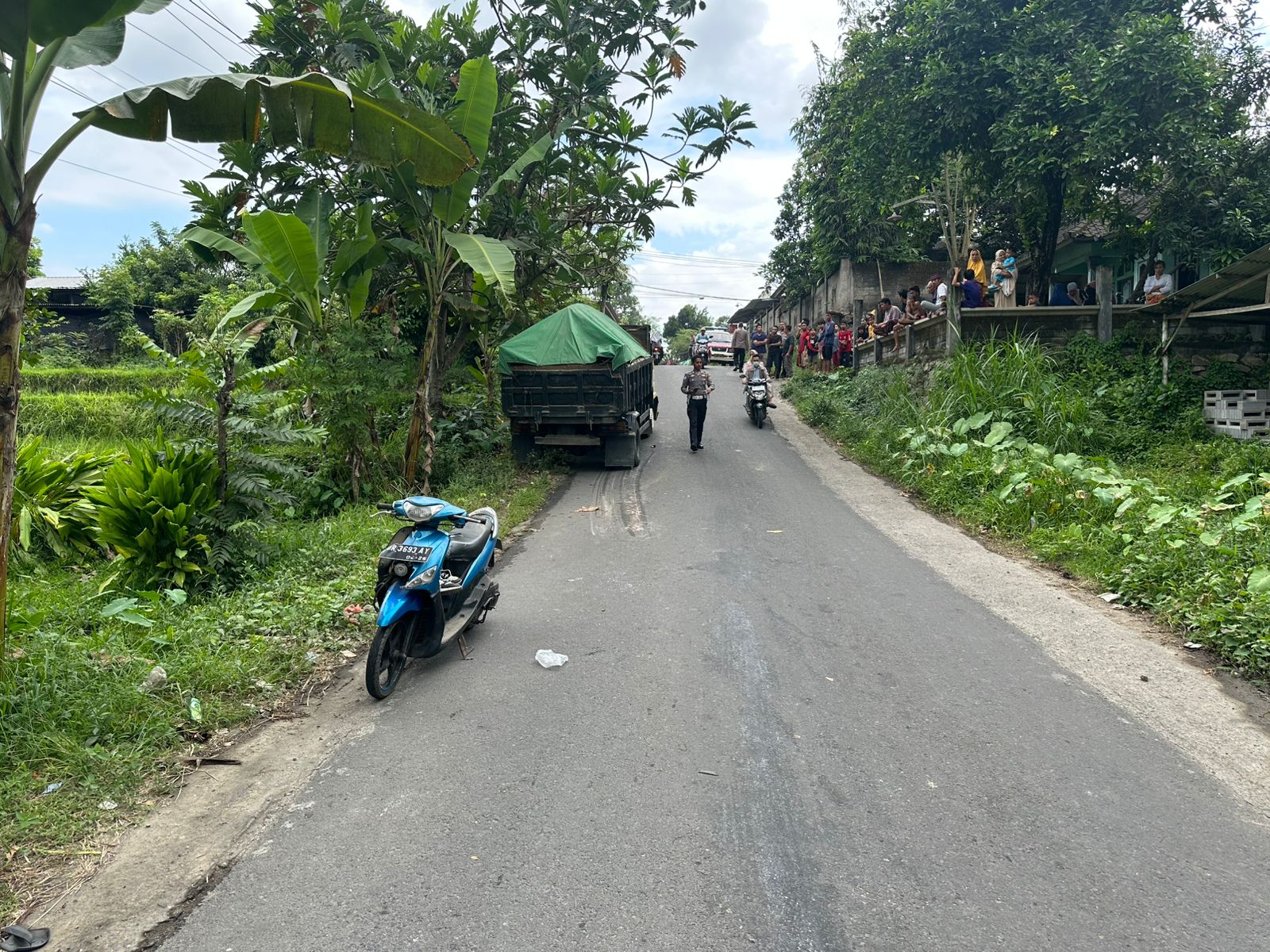 Begini penampakan sepeda motor dan dam truk usai adu jangkrik yang menewaskan satu orang korban di jalan umum Dusun Wates, Desa Pringgarata, Kecamatan Pringgarata, Lombok Tengah, Selasa (20/5) siang,