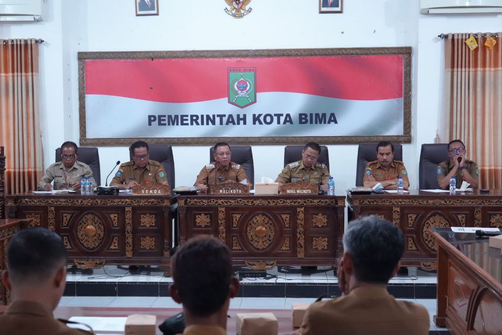 RAKOR: Wali Kota Bima HA Rahman H Abidin dan Wakil Wali Kota Feri Sofiyan memimpin Rakor di aula Maja Labo Dahu kantor Wali Kota setempat, Senin (19/5).