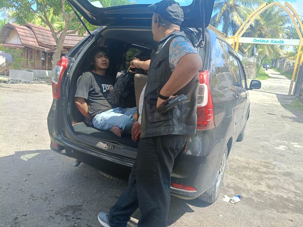 TAK BERKUTIK: Kabid Berantas dan Intelijen BNN NTB Kombes Pol I Gede Suyasa menginterogasi pelaku usai penangkapan di Lombok Timur, Minggu (18/5).&nbsp;