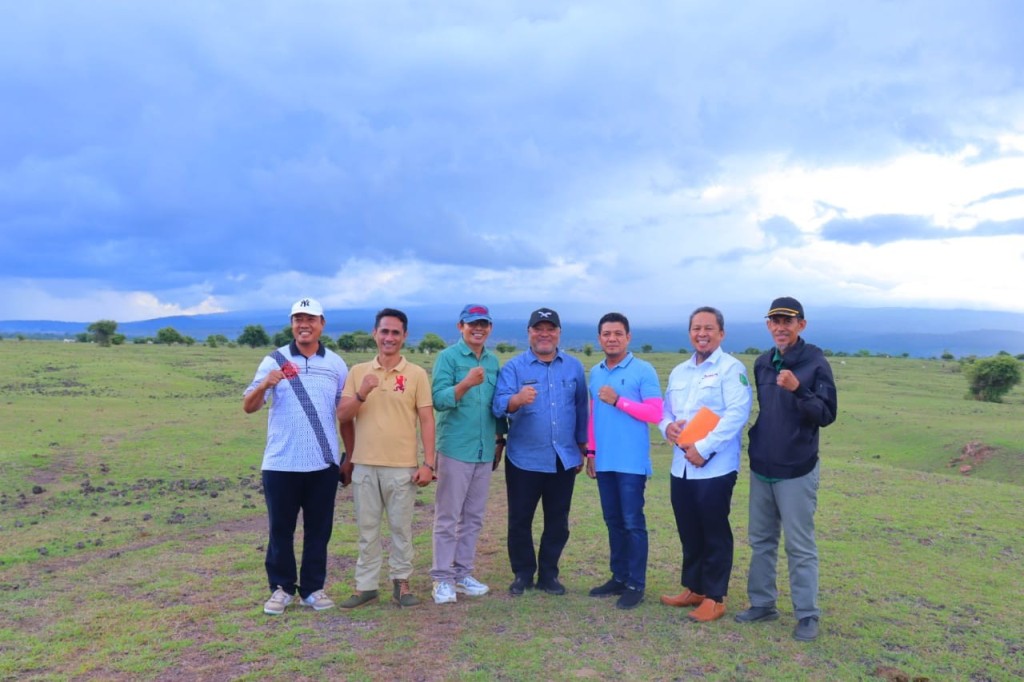 PADANG PENGGEMBALAAN SAPI: Bupati Dompu Firdaus dan Wabup Berau Gamalis bersama pimpinan OPD masing-masing saat berkunjung di Padang Savana Doro Ncanga, beberapa hari lalu.
