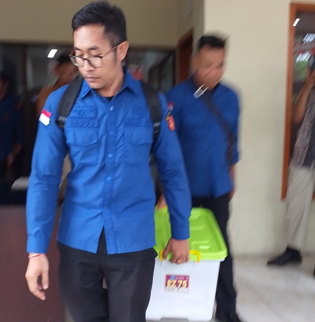 PENYITAAN: Tim dari Kejati NTB membawa satu boks dokumen usai penyitaan di kantor PT GNE, beberapa waktu lalu.&nbsp;