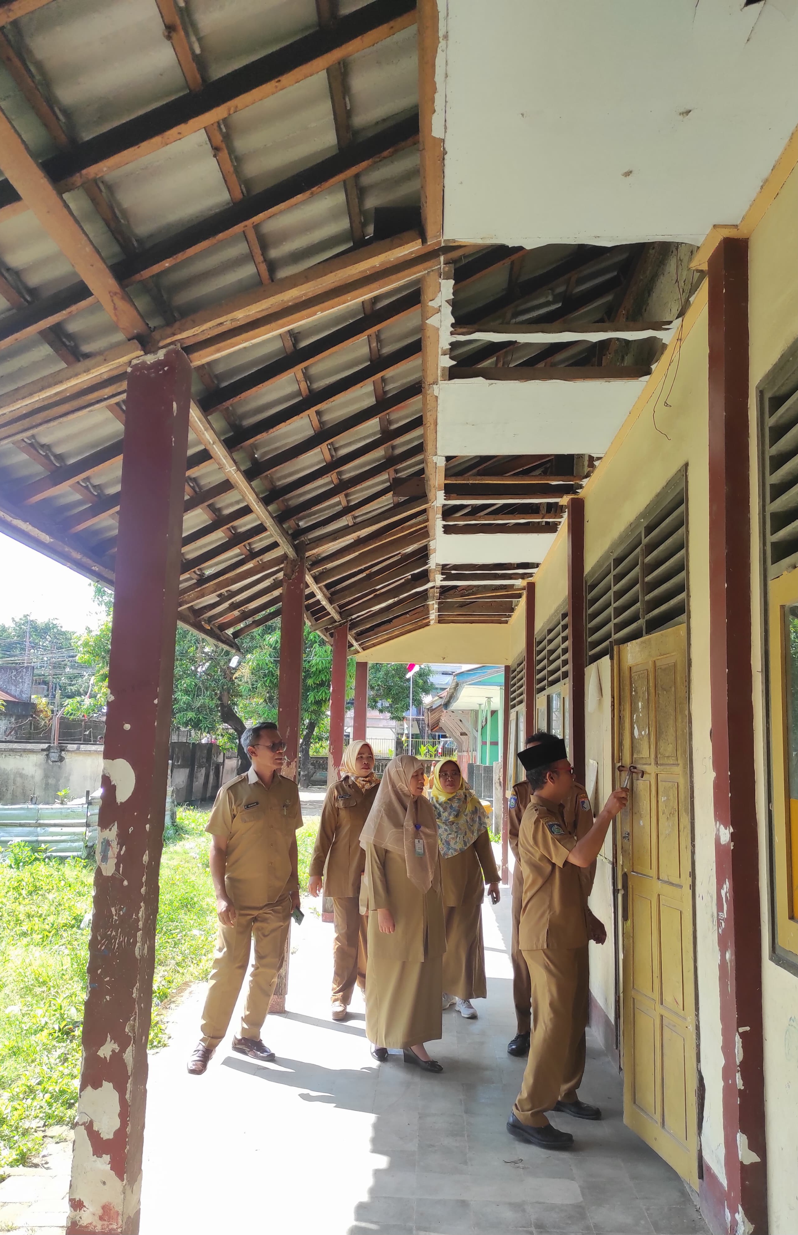 MEMPRIHATINKAN: Wakil Bupati Lobar Nurul Adha saat turun mengecek kondisi gedung SDN 3 Gerung Utara yang rusak parah, Senin (19/5).