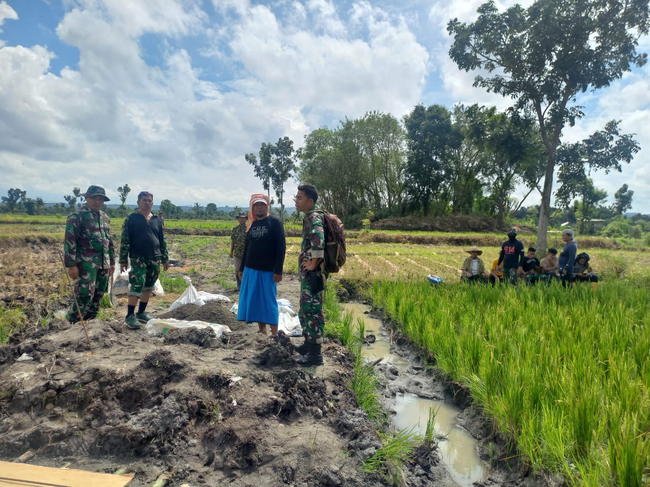 Suasana pembukaan jalan baru oleh tim Satgas TMMD ke-124 di Desa Tibo Sisok, Kecamatan Janapria, Loteng, Senin (19/5).