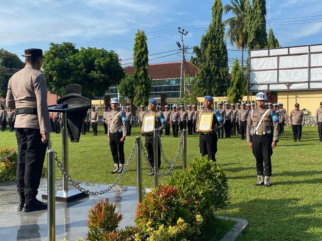 UPACARA PTDH: Kapolres Bima Kota AKBP Didik Putra Kuncoro memimpin upacara PTDH dua anggotanya di Mapolres setempat, Senin (19/5).