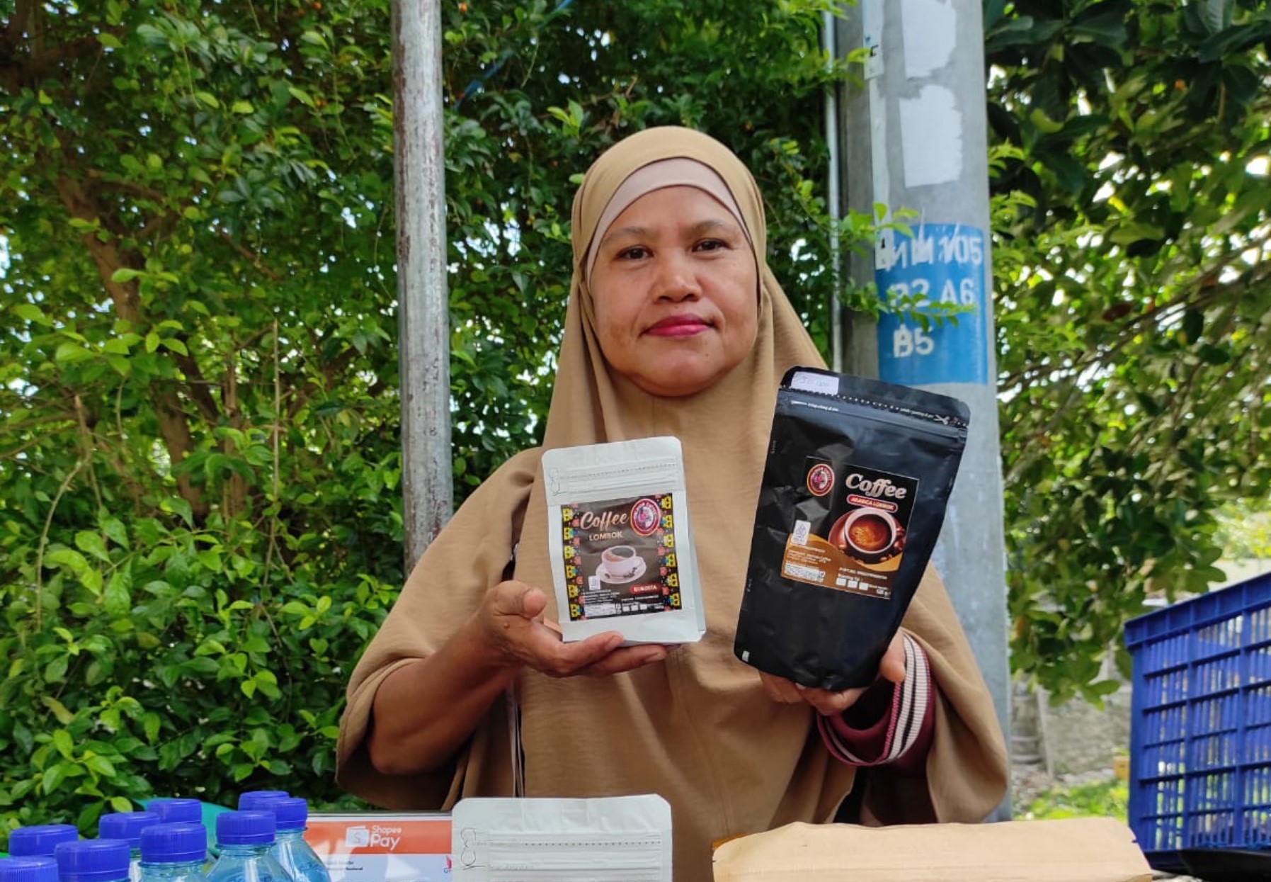 Literasi keuangan perempuan NTB semakin tercerahkan, salah seorang pelaku UMKM perempuan di Mataram.