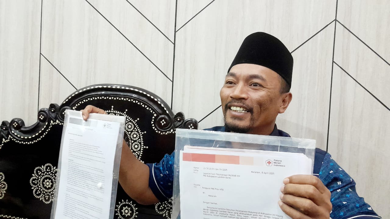 TUNJUKKAN DOKUMEN: Tarmizi menunjukkan berkas yang menyatakan Muskab yang digelarnya beberapa waktu lalu sudah sesuai prosedur.