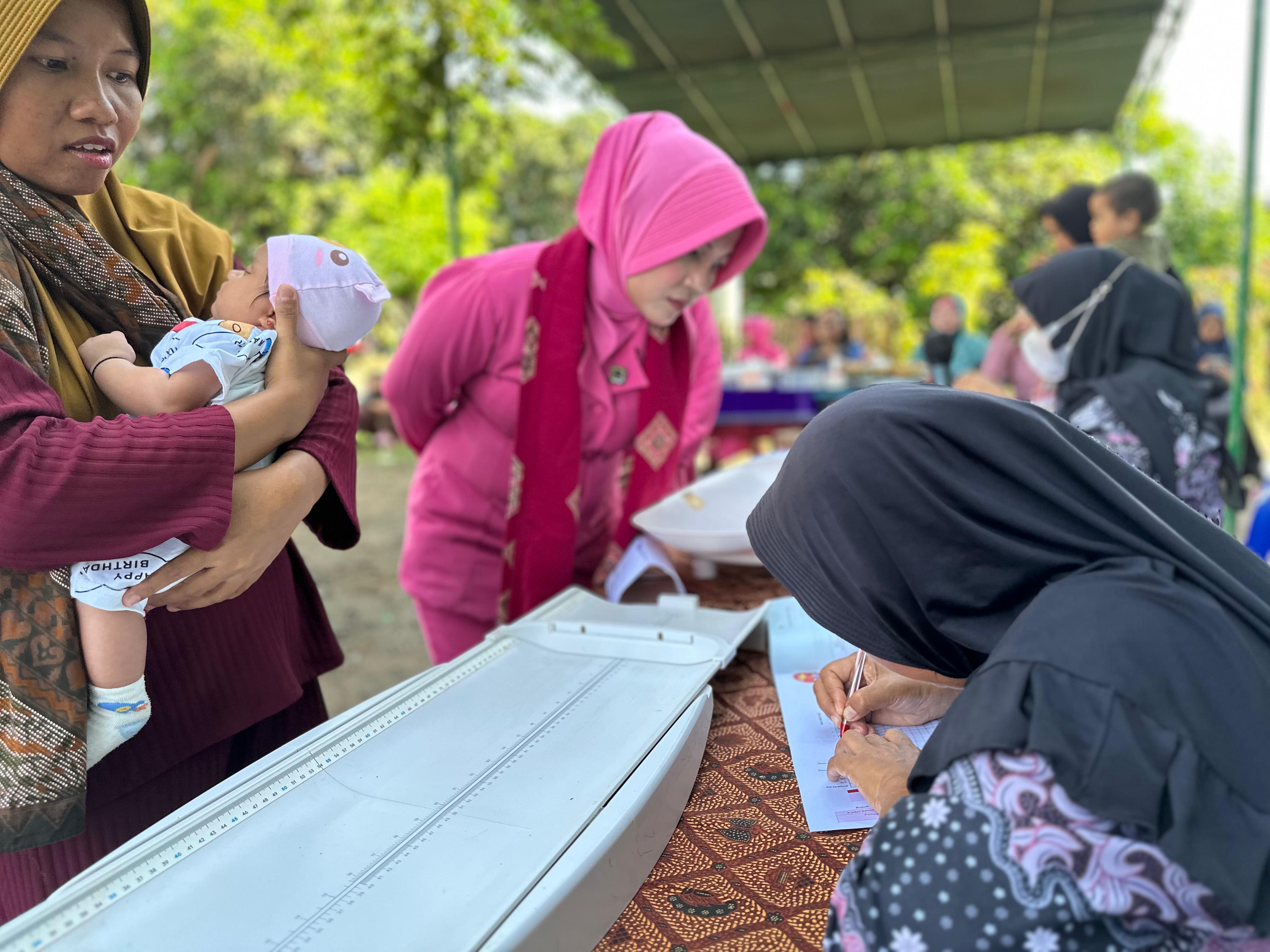 Ketua Bhayangkari Cabang KLU Heny Agus Purwanta meninjau penimbangan di Posyandu Karang Krakas, Dusun Boyotan, Desa Gumantar, Kecamatan Kayangan