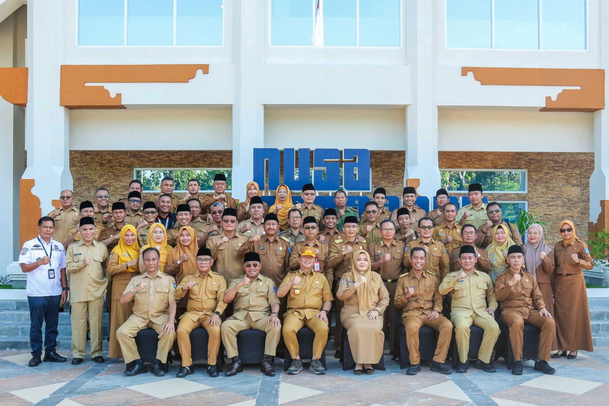 KEBERSAMAAN: Gubernur NTB Lalu Muhamad Iqbal, Wagub NTB Hj Indah Dhamayanti Putrid an Sekda NTB Lalu Gita Ariadi, berfoto bersama bersama kepala OPD lingkup Pemprov NTB, beberapa waktu lalu.