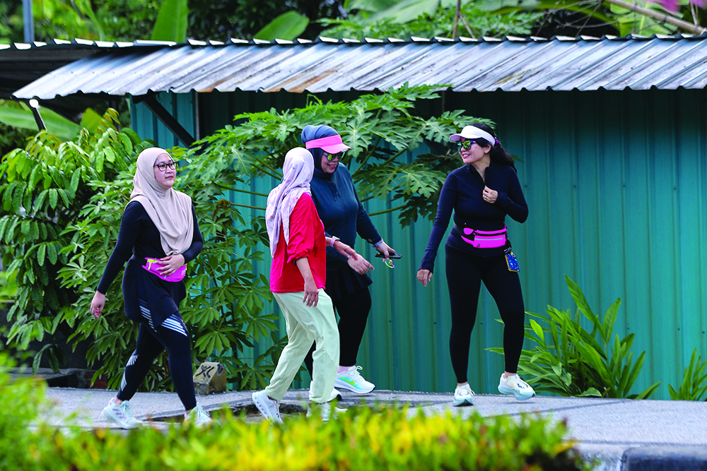 Sejumlah ibu-ibu sedang jogging di Taman Udayana, Kota Mataram. Untuk menambah semangat, biasanya jogging dilakukan secara berkelompok.