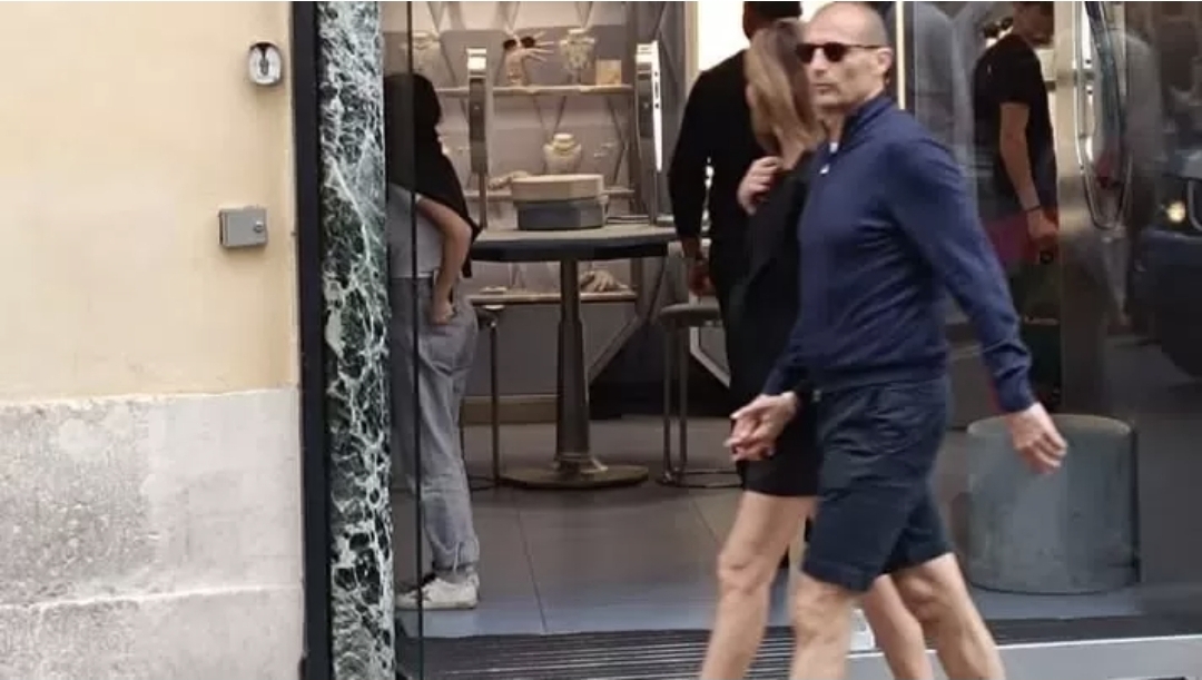 Massimiliano Allegri terlihat di jalanan Roma bersama pasangannya, Nina Lange Barresi. (Istimewa)