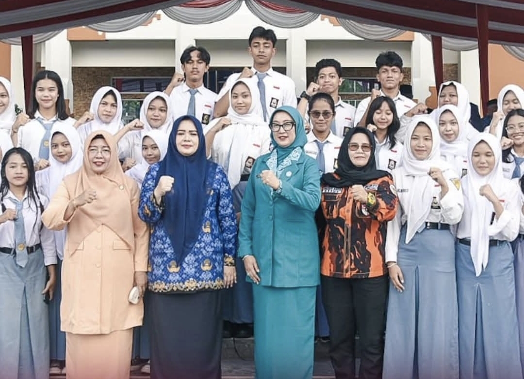 Wakil Gubernur NTB Indah Dhamayanti Putri dan Ketua TP PKK NTB Ketua TP PKK NTB Sinta Agathia Soedjoko beserta peserta upacara Harkitnas 2025. (Foto: Pemprov NTB)