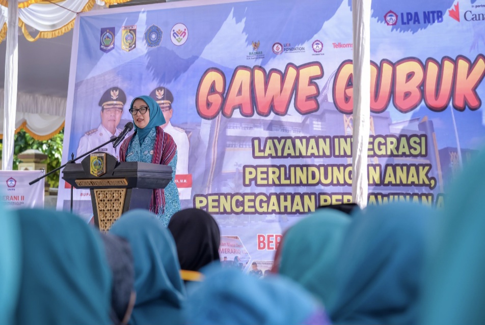 BERI APRESIASI: Ketua Tim Penggerak PKK NTB Sinta Agathia Soedjoko mengapresiasi capaian Desa Lendang Nangka, Lombok Timur, yang berhasil menekan perkawinan anak jadi nol kasus.