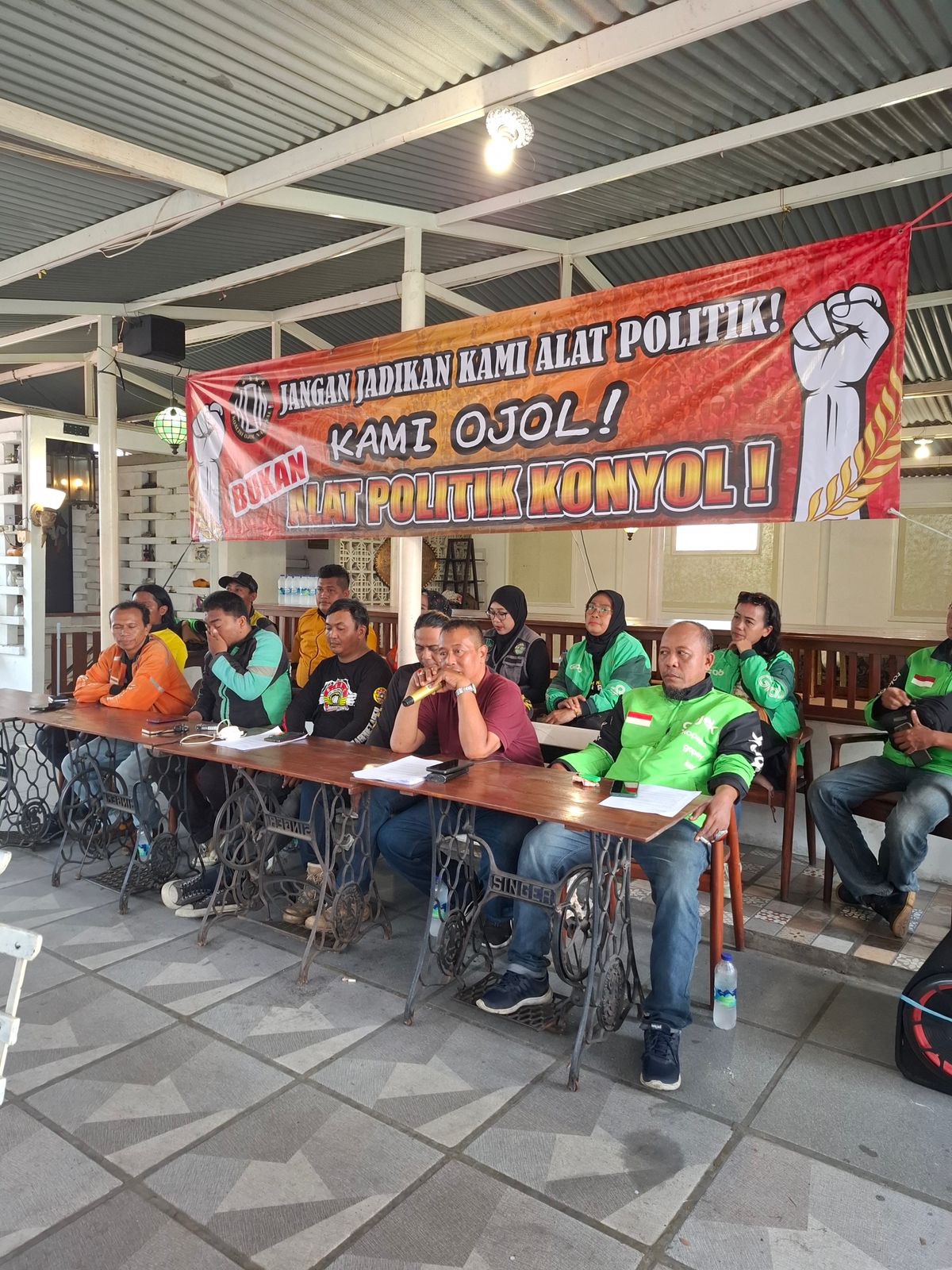 Pengemudi Ojol yang tergabung dalam Koalisi Ojol Nasional (KON) menolak aksi demo yang mengatasnamakan Ojol pada Selasa 20 Mei 2025.