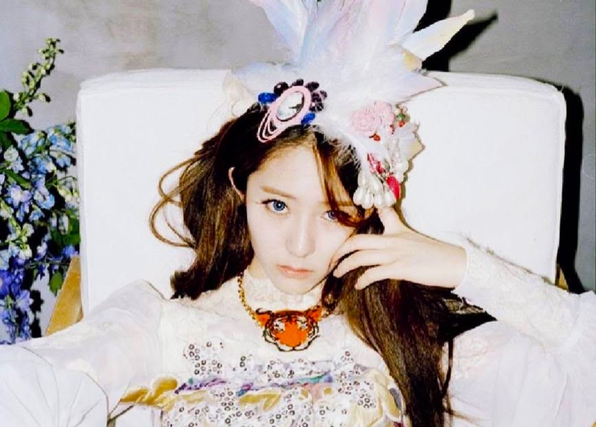 Visual Ikonik Krystal f(x) yang kembali jadi perbincangan netizen.