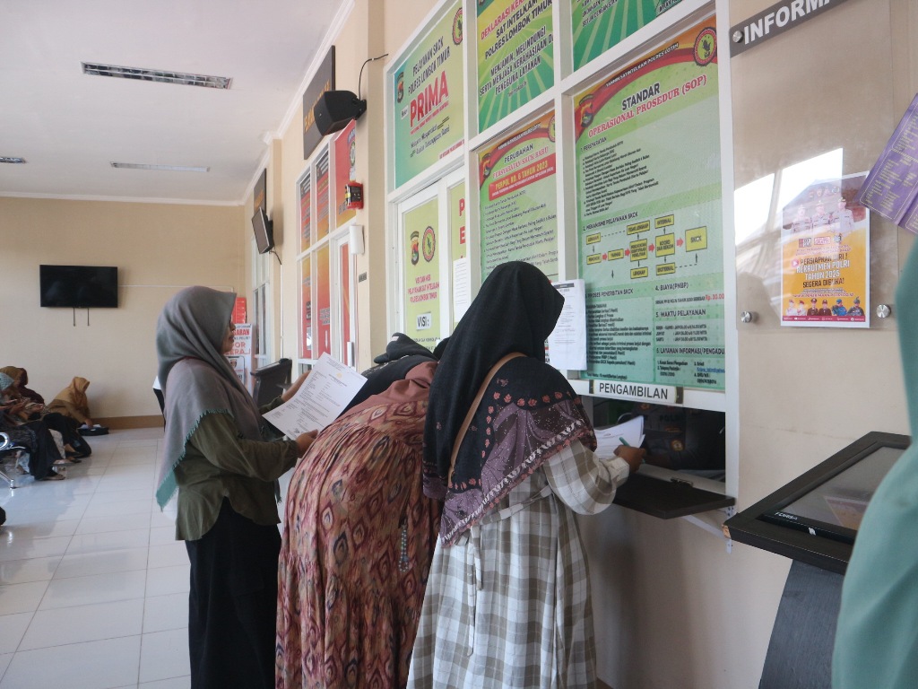 AMBIL: Para pemohon pembuatan SKCK saat mengambil SKCK mereka yang sudah jadi, Senin (19/5).