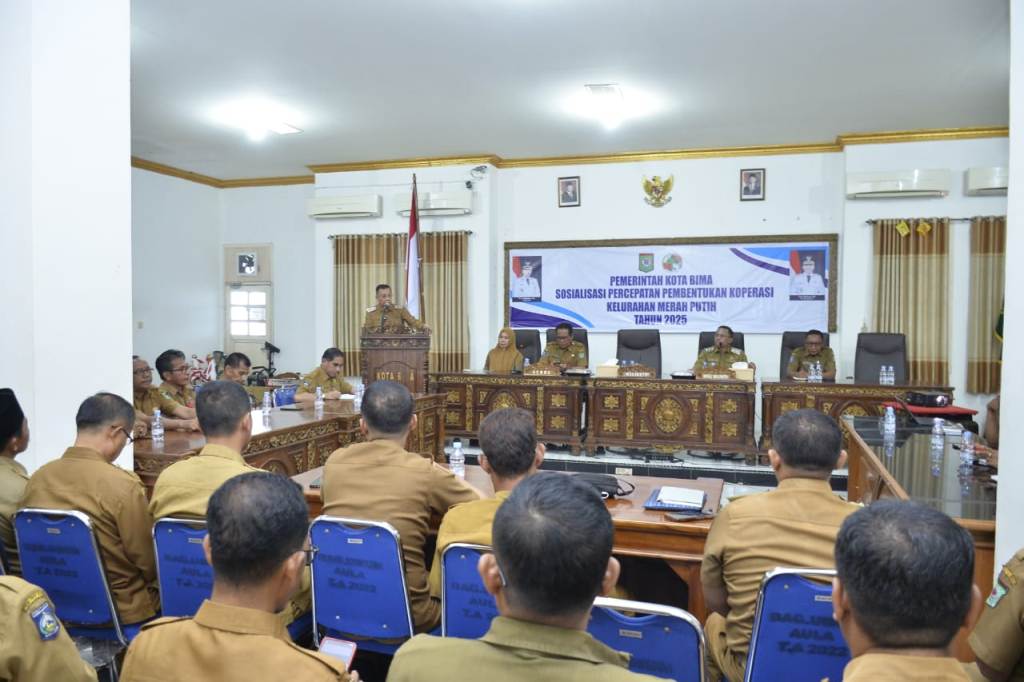 SOSIALISASI: Wali Kota Bima HA Rahman H Abidin membuka sosialisasi percepatan pembentukan koperasi kelurahan Merah Putih di Aula Maja Labo Dahu, Selasa (20/5).