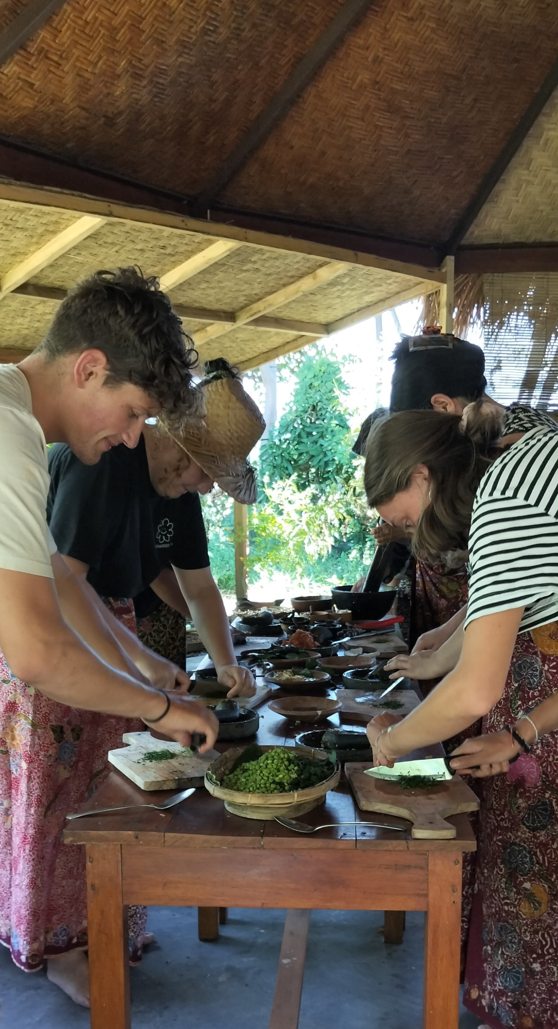 Sejumlah wisatawan asing yang tengah mengikuti kelas memasak makanan tradisional Lombok di Saifana Organic Farm Bungalows di Bayan, Lombok Utara.