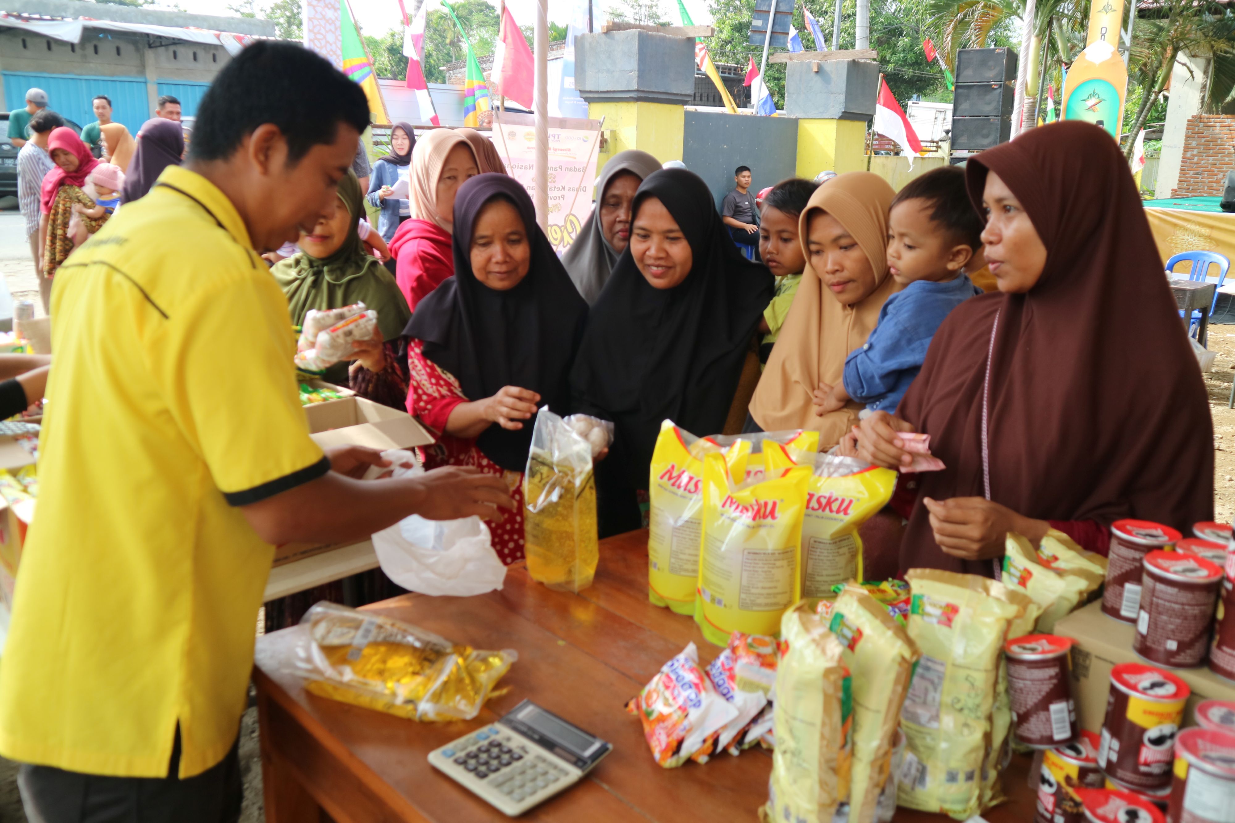 Puluhan warga berbondong-bondong membeli sembako harga murah yang digelar Dinas Ketahanan Pangan NTB di halaman kantor Desa Tanak Awu, Kecamatan Pujut, Loteng, Selasa (20/5).