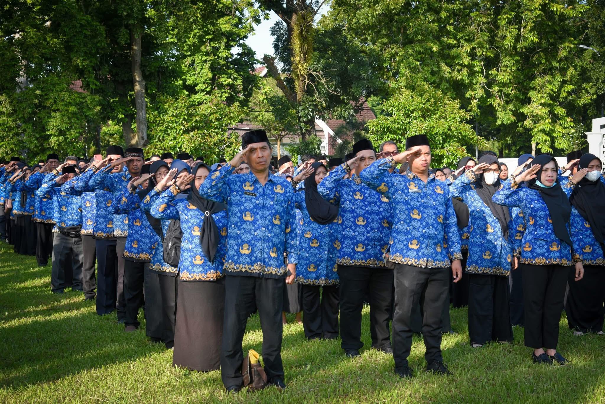 Sejumlah pegawai lingkup Pemprov NTB hadir sebagai peserta upacara peringatan Hari Kebangkitan Nasional ke-117 dan Hari Kesadaran Nasional di lapangan Bumi Gora kompleks kantor Gubernur NTB.