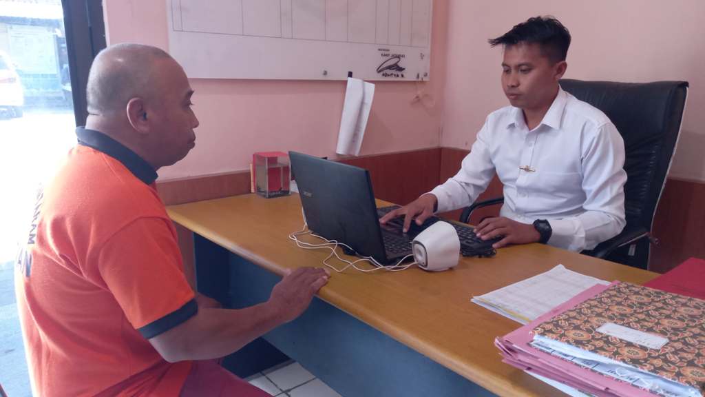 MASUK BUI: Tersangka kasus penipuan dan penggelapan mobil berinisial S diperiksa penyidik usai ditangkap, Selasa (20/5).&nbsp;