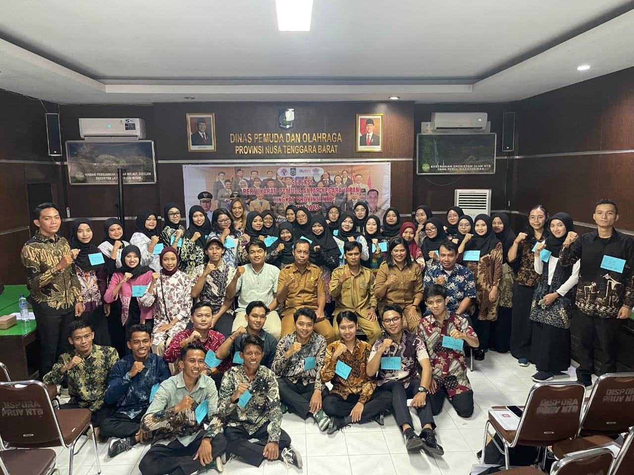 JADI WAKIL NTB: Pihak Dispora NTB berfoto bersama dengan puluhan peserta yang mengikuti seleksi PPAN dan PPAP 2025, Selasa (20/5).
