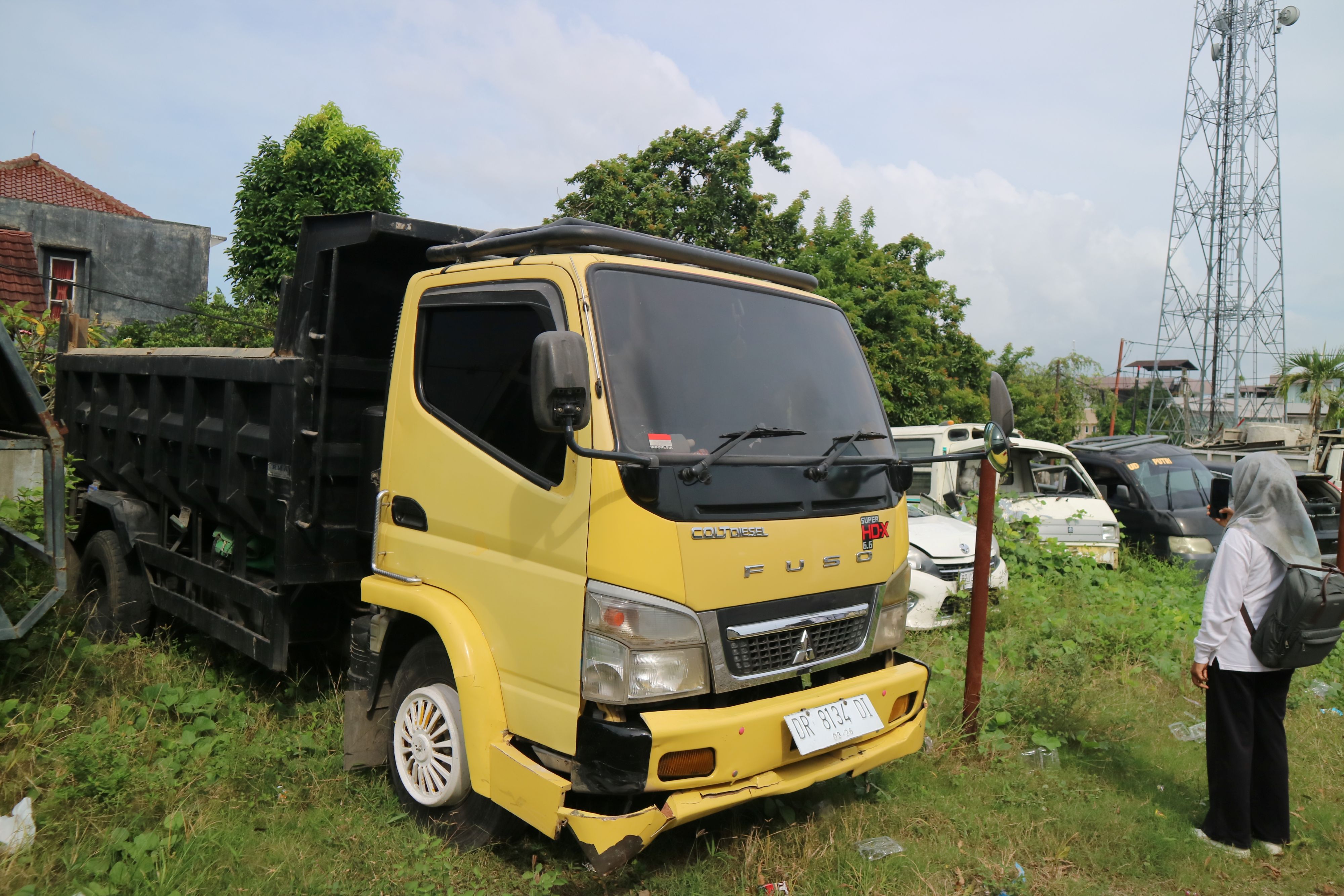 DIAMANKAN: Begini kondisi kendaraan roda enam Mitsubishi Colt Diesel usai kecelakaan maut yang diamankan polisi, Rabu (21/5).