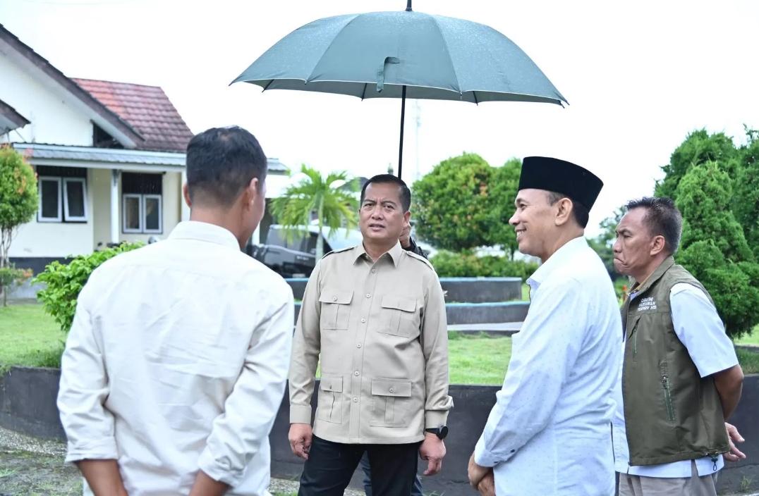 Gubernur NTB Lalu Muhamad Iqbal (dua dari kiri) saat meninjau rencana lokasi Sekolah Rakyat di area Pusat Pelayanan Sosial Bina Karya Dinsos NTB di Lenek Lotim, Ahad lalu (16/3).