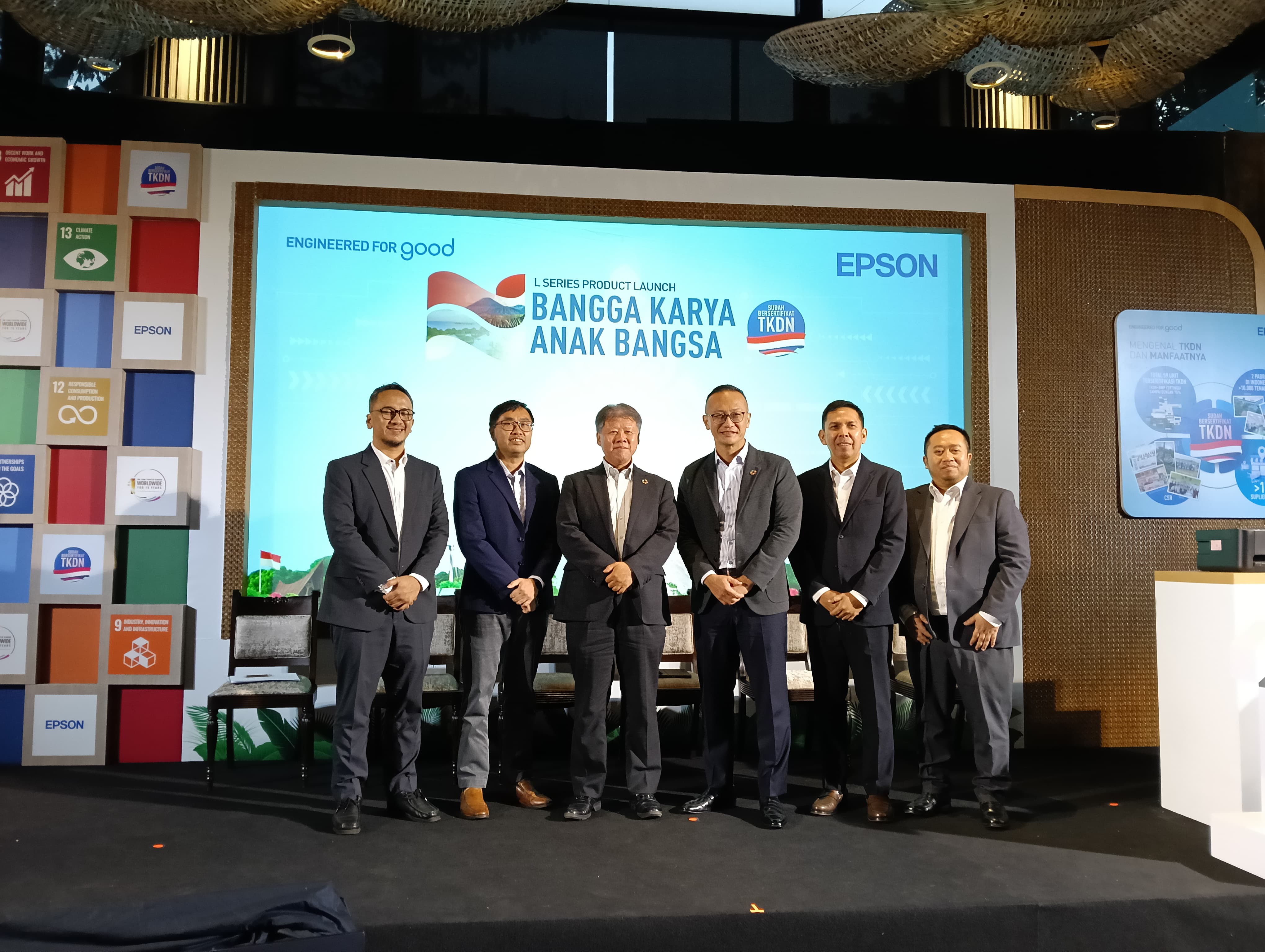 BANGGA: Para petinggi Epson saat peluncuran EcoTank L3211 dan L3251.