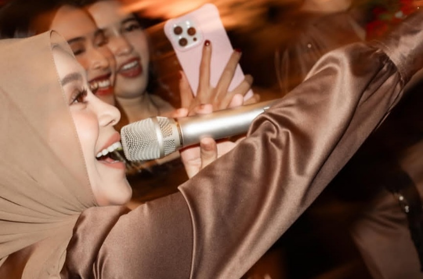 Istri Rizky Billar, Lesti Kejora dilaporkan ke Polda Metro Jaya baru-baru ini gara-gara beberapa lagu.