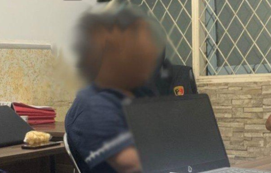 Sosok oknum dosen UIN Mataram inisial WJ saat sambangi mahasiswa yang jadi korban di Polda NTB
