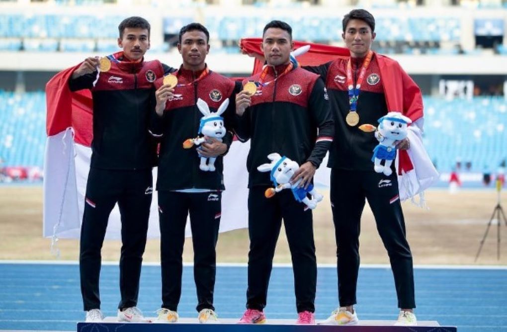 Tim estafet Indonesia yang diperkuat Lalu Muhammad Zohri dan Sudirman Hadi meraih medali emas di SEA Games Kamboja 2023.