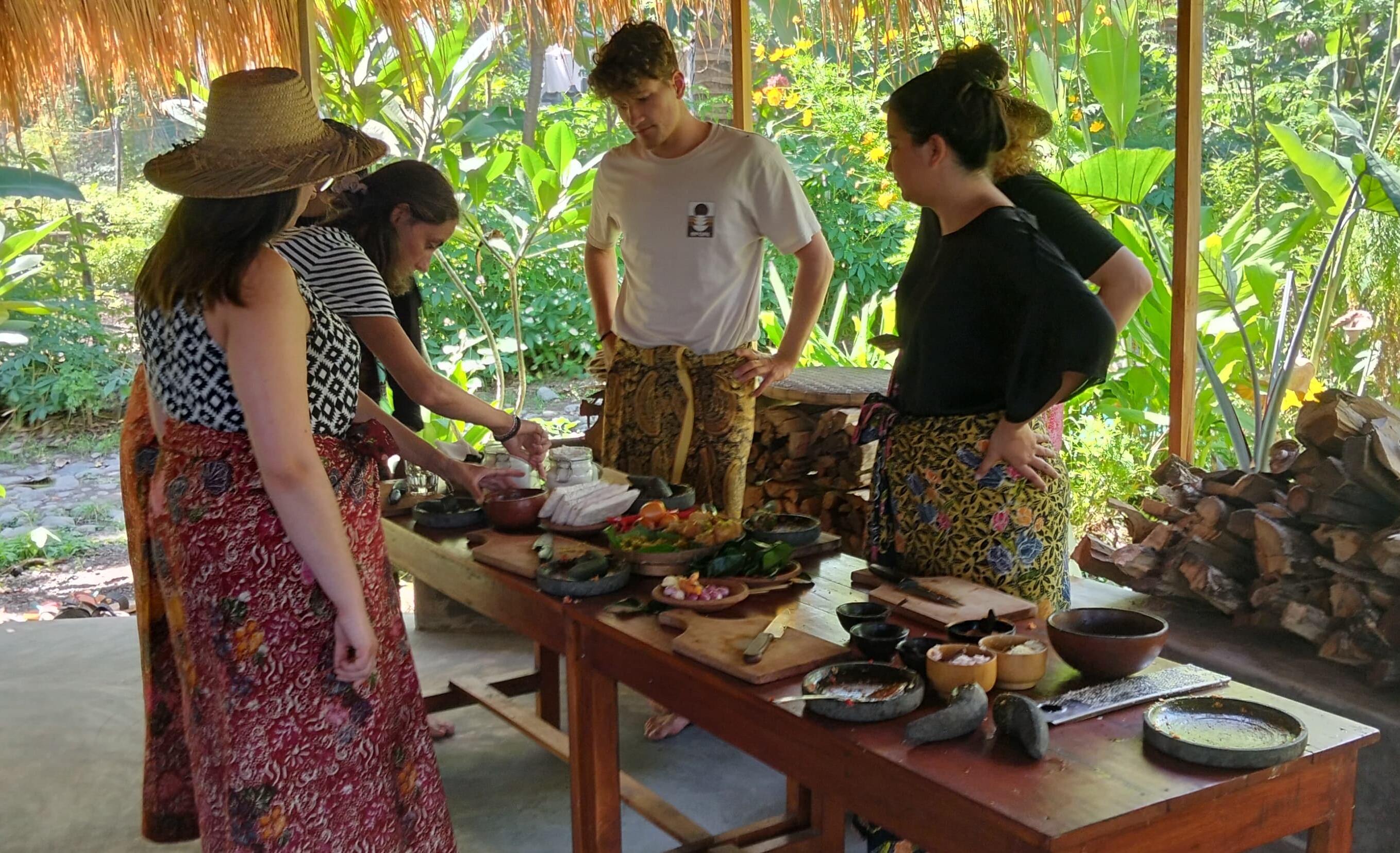 Sejumlah wisatawan asing yang tengah mengikuti kelas memasak makanan tradisional Lombok di Saifana Organic Farm Bungalows di Bayan, Lombok Utara.