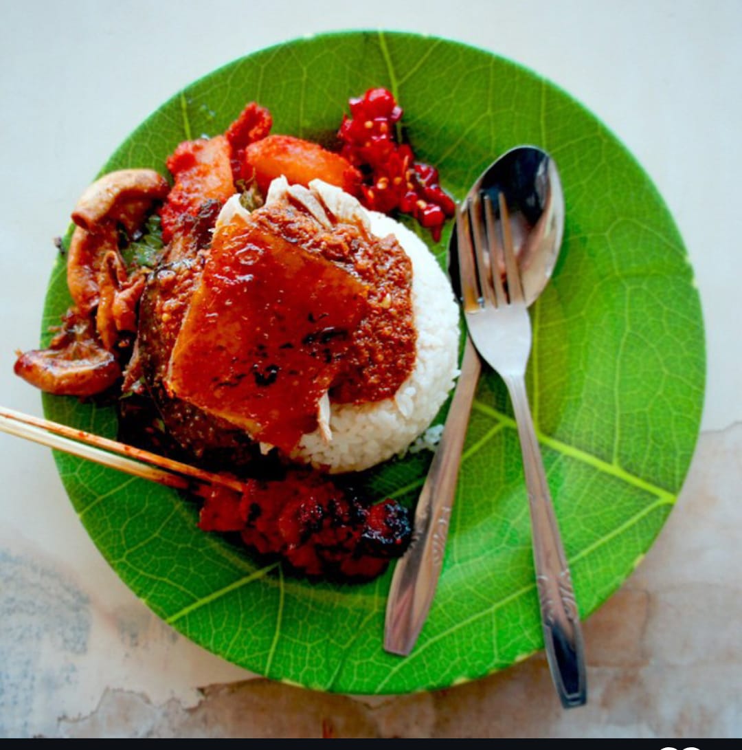 Hidangan nasi campur babi di warung non halal di Mataram yang dijual mulai dari harga Rp 15.000 (instagram)