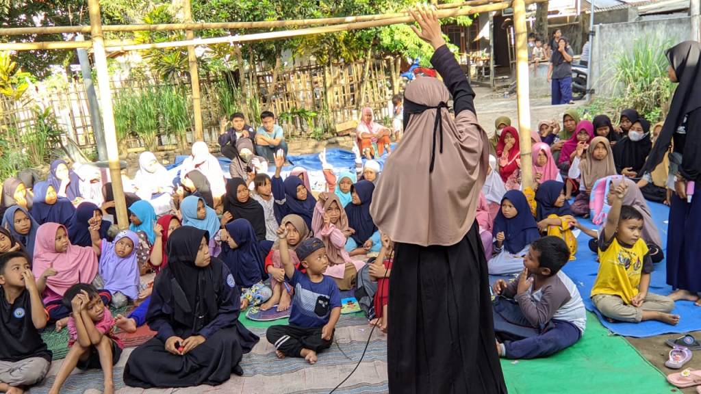AJARKAN: Rina Marwati pendiri bale baca Hasanah saat mengajarkan anak-anak membaca dan menulis, Selasa (20/5).