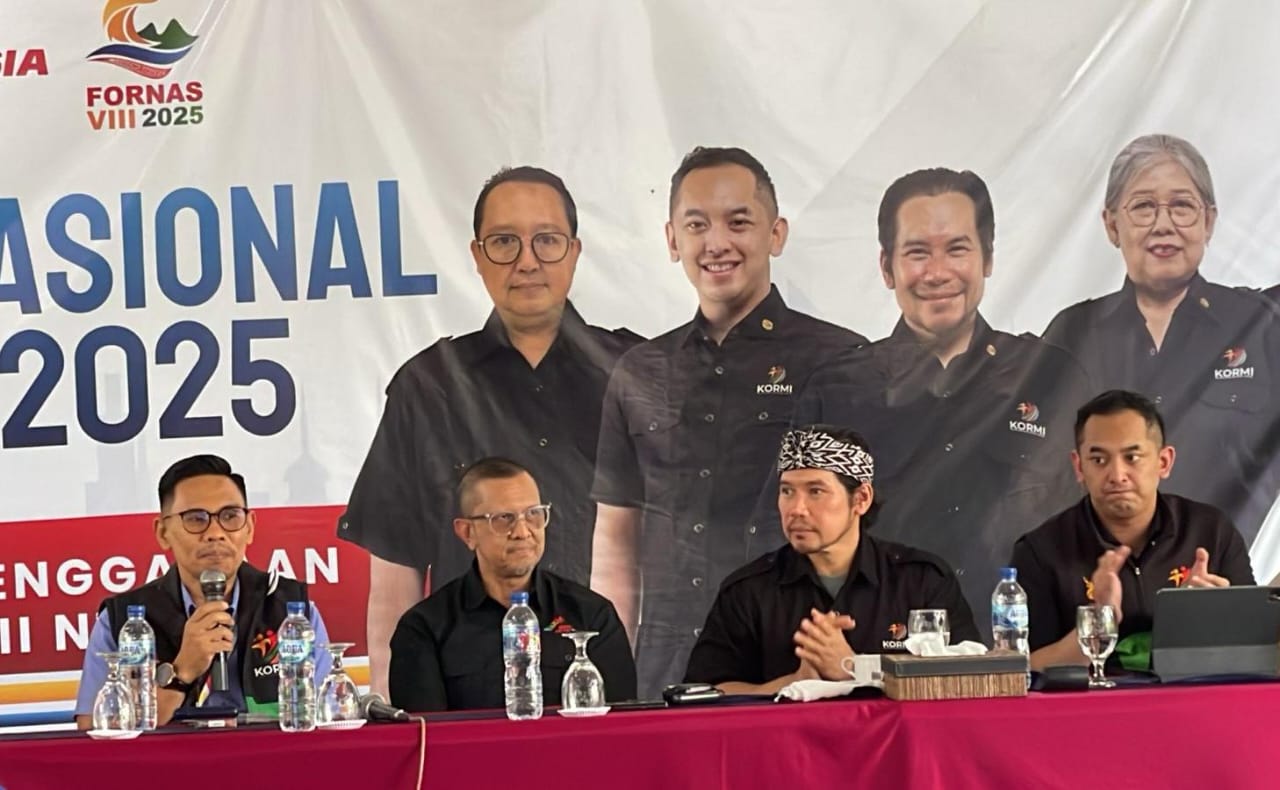 Ketua KORMI NTB Nauvar Furqony Farinduan bersama jajaran pengurus KORMINAS saat menyampaikan mundurnya pelaksanaan FORNAS VIII di NTB.