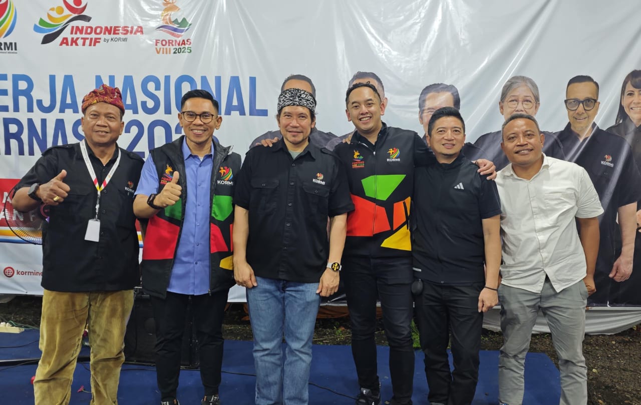 Ketua KORMI NTB Nauvar Furqony Farinduan (dua dari kanan) usai menyampaikan penundaan FORNAS VIII NTB bersama pengurus KORMINAS.
