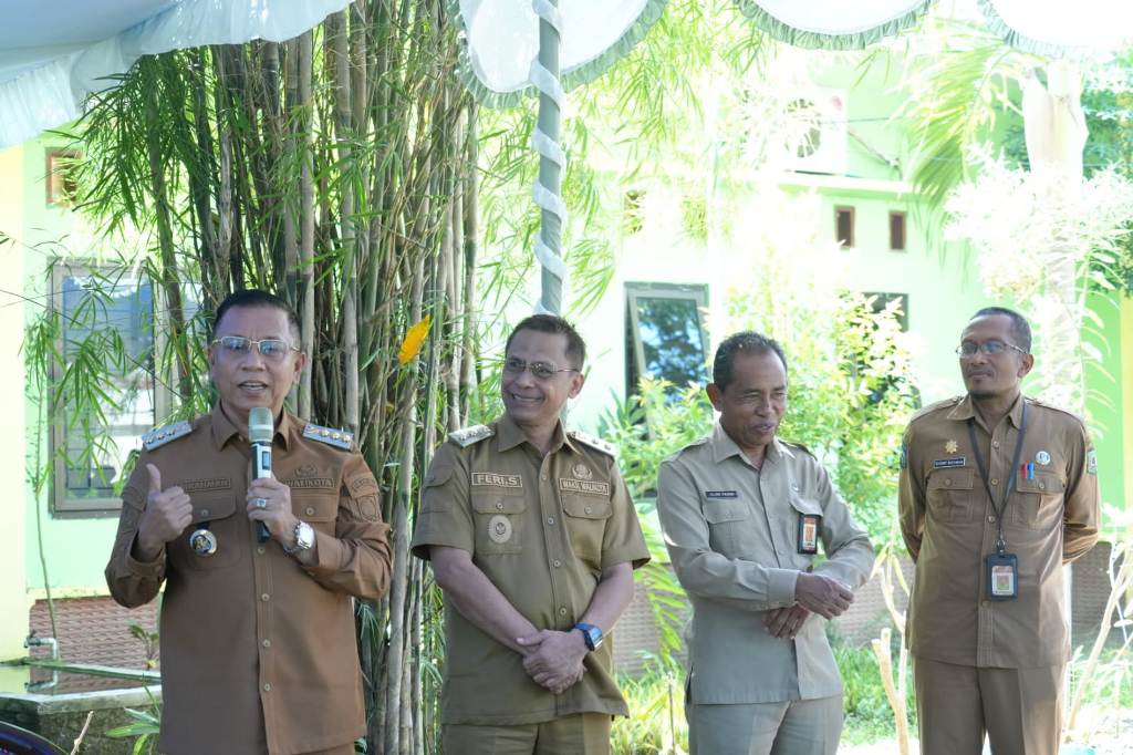 BERI APRESIASI: Wali Kota Bima HA Rahman H Abidin bersama Wakil Wali Kota Bima Feri Sofiyan melakukan kunjungan ke DLH Kota Bima, Selasa (20/5).&nbsp;