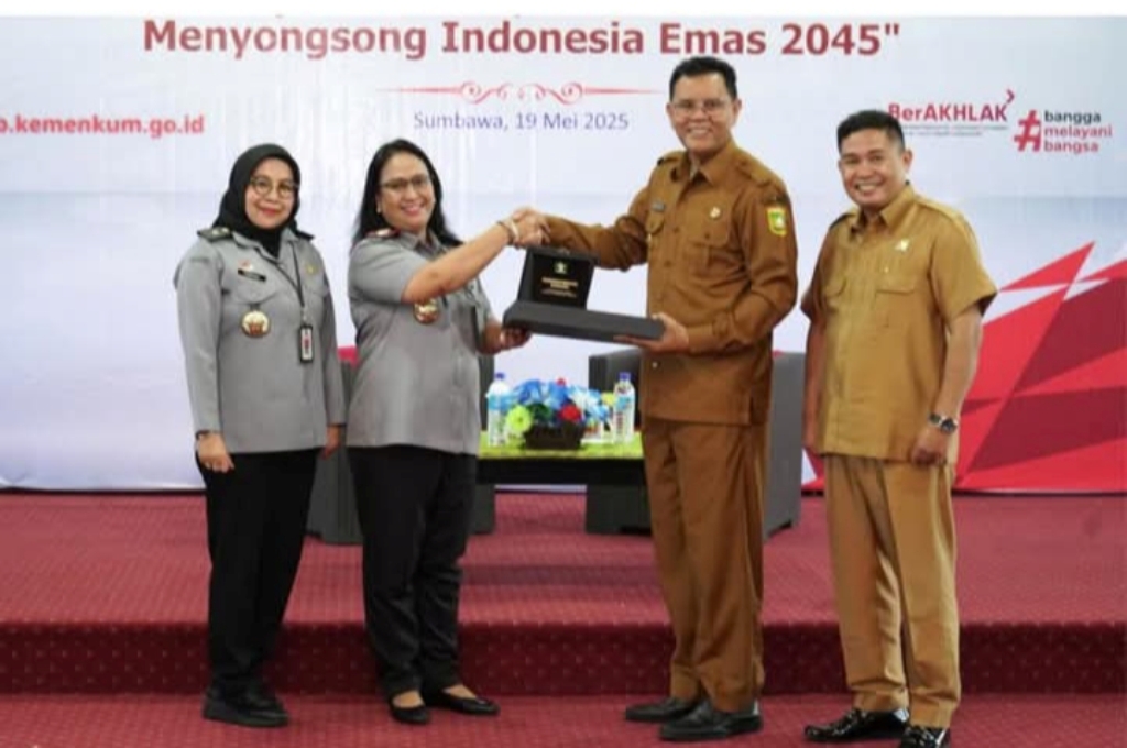 SOSIALISASI: Kanwil Kemenkum NTB menggelar sosialisasi pembentukan koperasi Merah Putih di aula H Madilaoe ADT kantor Bupati Sumbawa, Senin (19/5).